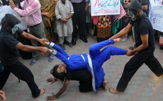 pakistan pm vows to eradicate honour killings